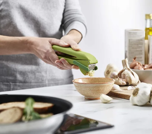 Affordable finds in kitchen – versatile garlic crusher under $30

brainybuyz.com